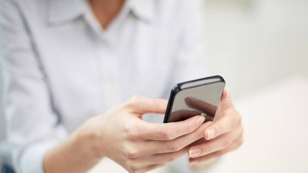 If your older friend has a bit of trouble figuring out technology, give your buddy a few tips.