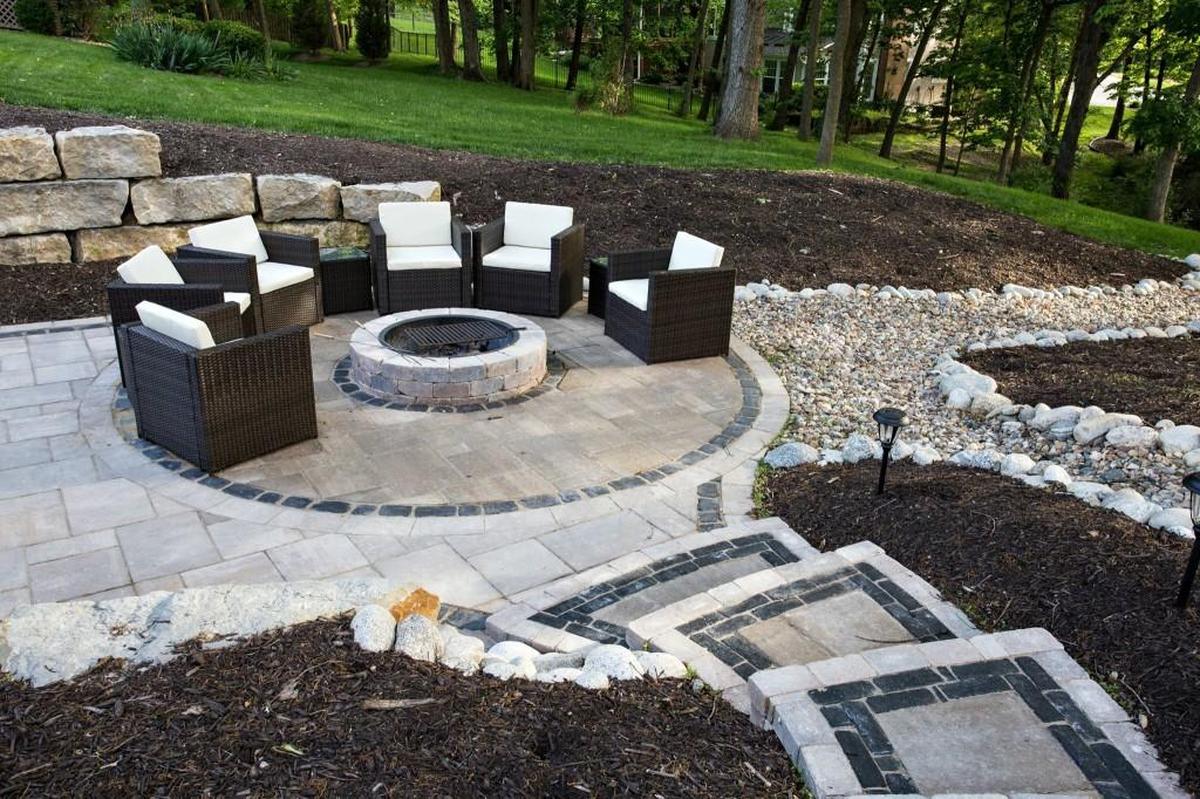 An outdoor patio and fire pit built by Hinkle Hardscapes.