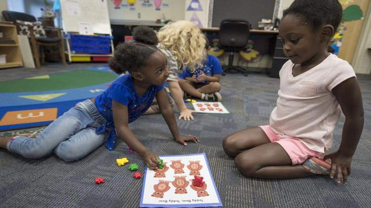Rekhia Brown (left) and Ianna Coleman played a matching game with numbers and bears as part of a program to help soon-to-be kindergartners ease into school.
