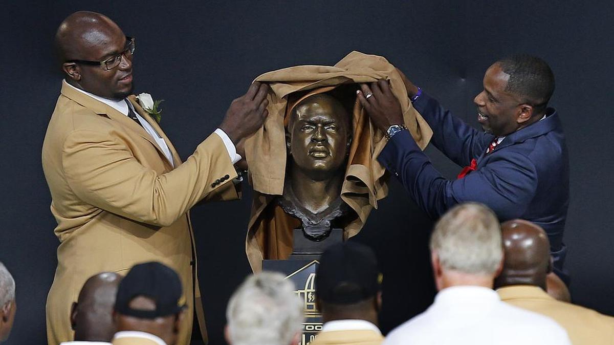 Former Chiefs star and NFL Hall of Famer Will Shields (left) — shown here unveiling his bust alongside his presenter, friend Adrian Lunsford, at the Pro Football Hall of Fame in this August 2015 file photo — will be the featured speaker at the Overland Park Chamber of Commerce’s Executive Leadership Series on March 29 at the DoubleTree by Hilton Kansas City.