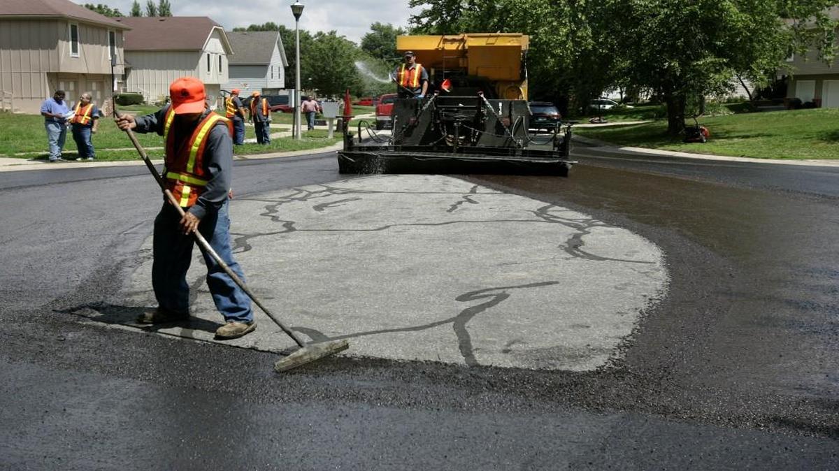 Members of the city council’s public works committee voted unanimously to put on hold a new regulation that would require new cul-de-sacs to be paved in concrete, rather than the less-expensive asphalt. The action means it will be at least January before the committee will take it up again.