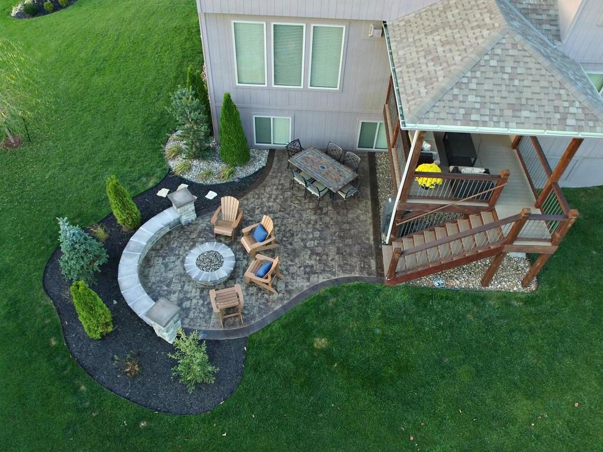 An outdoor patio and entertaining space built by Hinkle Hardscapes.