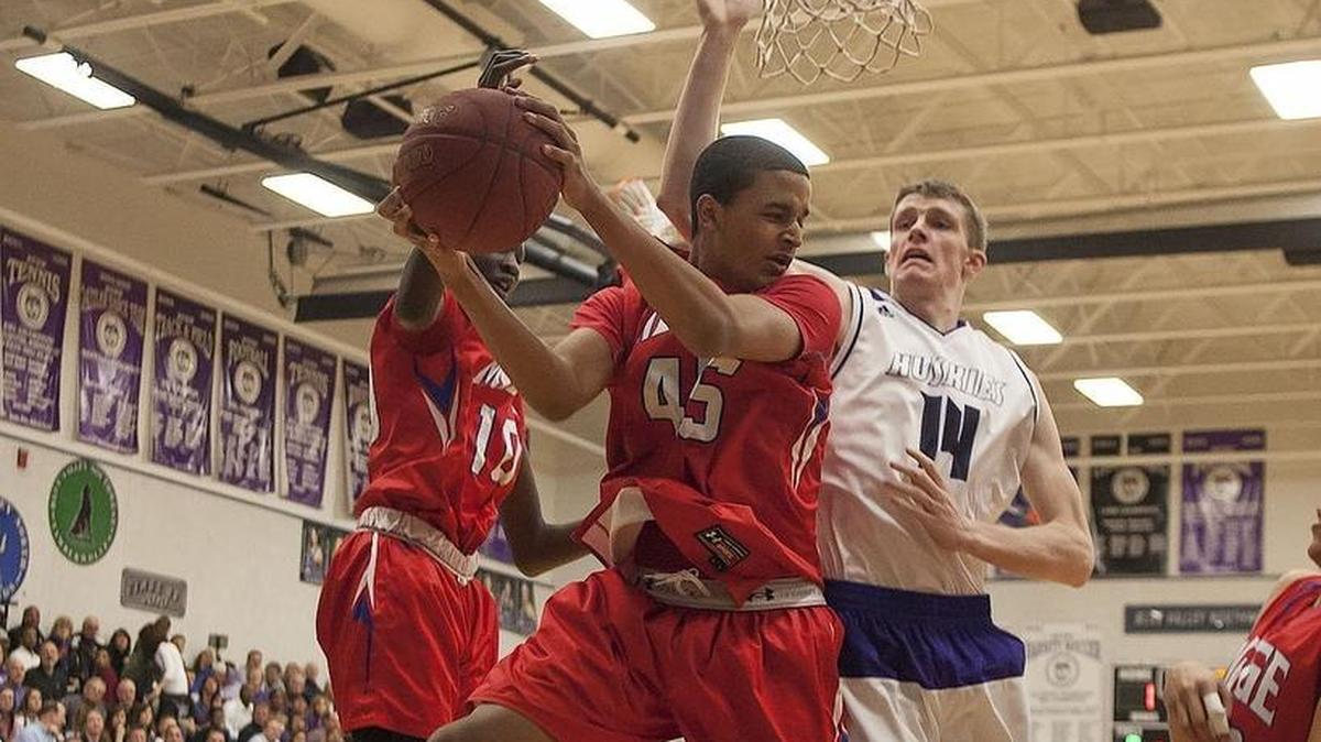 Bishop Miege’s Jeremiah Robinson-Earl (center)