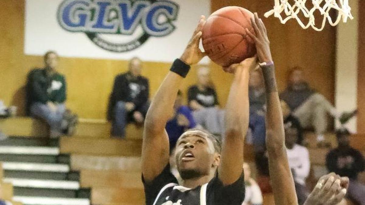 Davion Davis put up a shot for Lee’s Summit during last year’s William Jewell Holiday Classic high school boys basketball tournament. The Tigers will take part in the 38th annual tournament next week along with Lee’s Summit West and Summit Christian Academy.