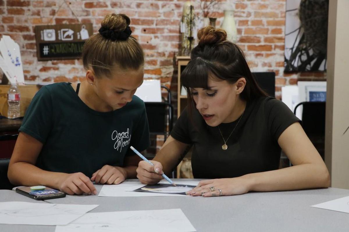 During a recent drawing class at Got Art Gallery on Third, Ivey Zoellers taught Hannah Batts, 12, about the details of an eagle’s anatomy.