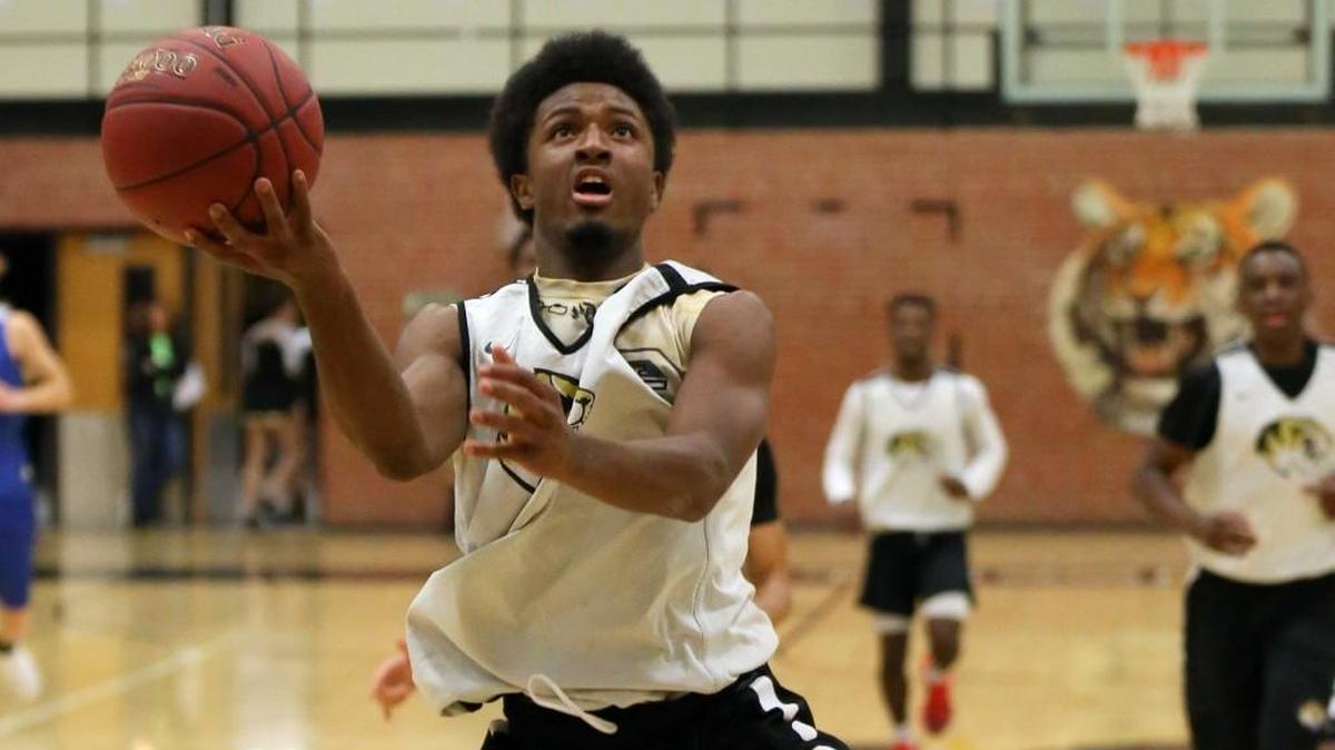 Lee’s Summit sophomore guard Landen Willis drove to the basket Nov. 16 during a jamboree scrimmage. Willis and the Tigers open the season Dec. 2 against Shawnee Mission North in Liberty.