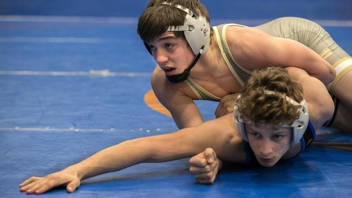 Lee’s Summit’s Lorenzo Turney (top) battled Blue Springs South’s Jazmin Robertson for the 113-pound championship Saturday, Jan. 27, 2018, during the Lydia’s Lights Blue Springs South Tournament. Turney lost 4-0.
