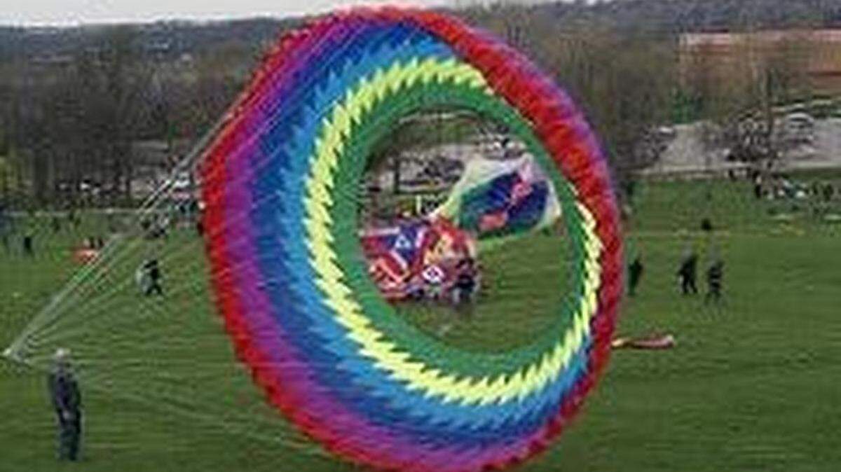 The Lee’s Summit Arts Council is hosting the “Flights of Fancy” Mega Kite Festival at MCC-Longview on April 20 from 10 a.m. to 5 p.m.