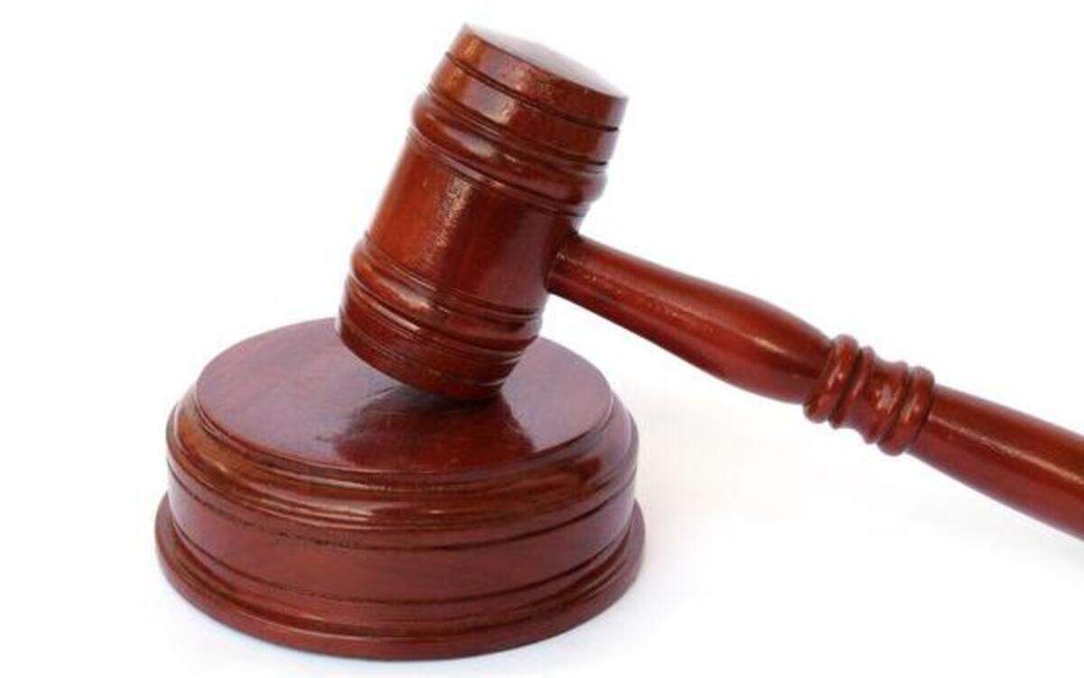 
An October report by the Administrative Office of the U.S. Courts showed that a dwindling number of federal probation officers now must supervise a growing population of released offenders who have the most extensive criminal histories in the system.
