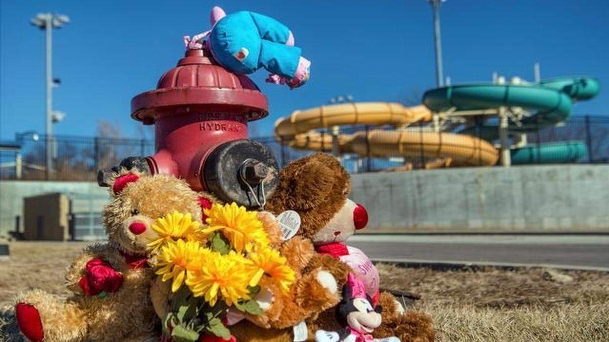 
Teddy bears and other mementos decorated a memorial to Alexis Kane at The Bay Water Park in south Kansas City, near where the 14-year-old’s body was found Jan. 11. Three Kansas City teens have been charged with first-degree murder, accused of beating and shooting the eighth-grader before leaving her body at the park.
