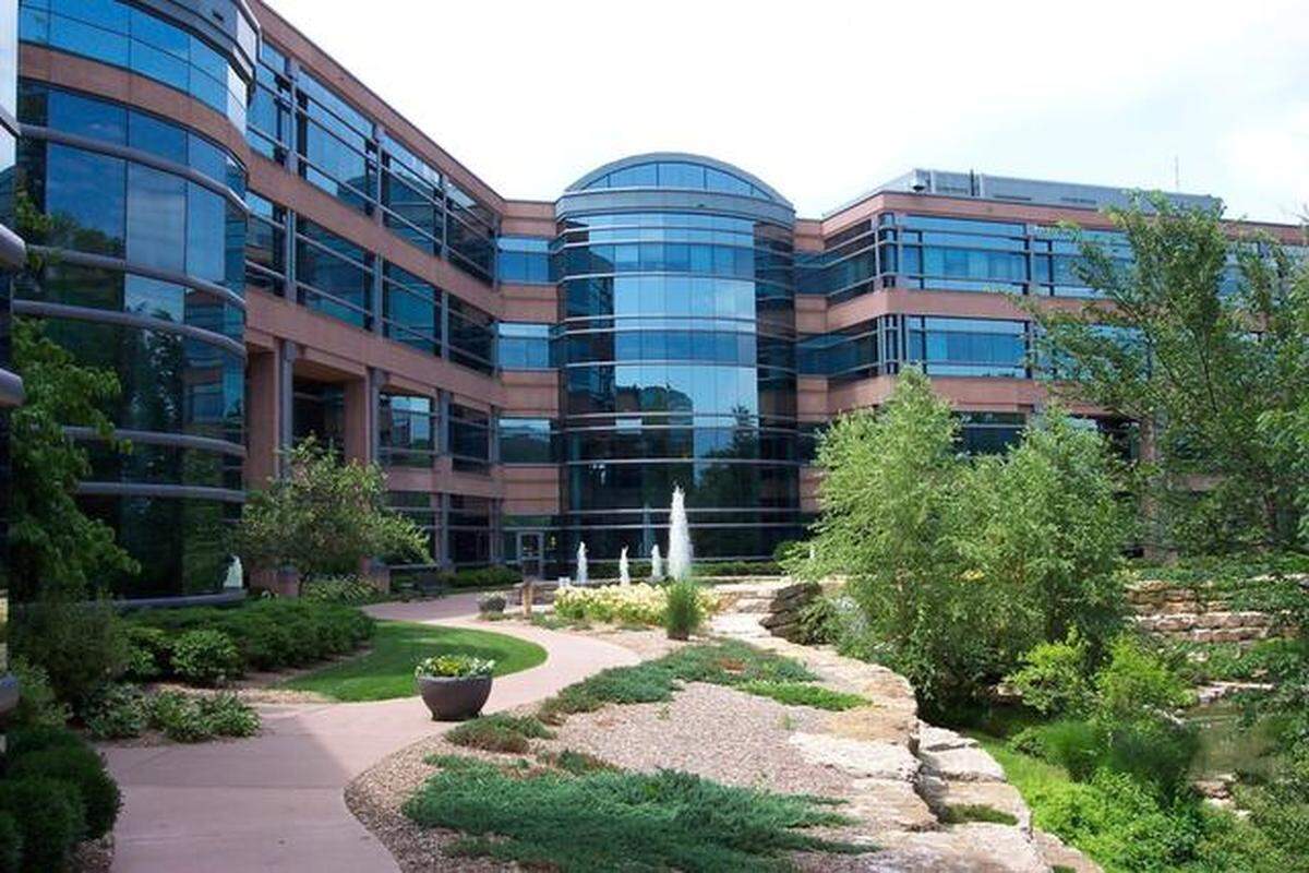 A lawsuit alleging a medical assistant was sexually harassed by a doctor at Menorah Medical Center was settled.