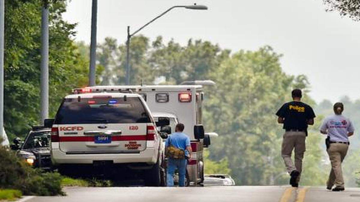 
The Kansas City Police Department investigates the scene of fatal shootings in the Woodbridge neighborhood in south Kansas City on Tuesday. Police reported that three people were killed and two others critically wounded on Woodbridge Lane.
