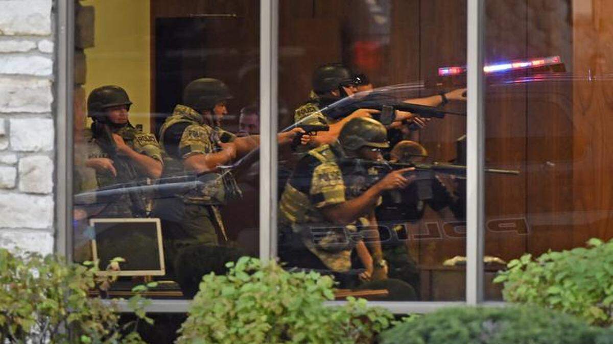 
Police tactical units entered the building after the Bank of America branch at 95th Street and Mission Road in Overland Park was robbed Wednesday.
