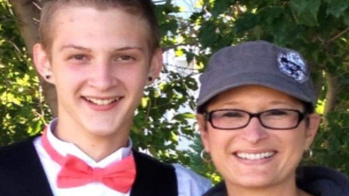 
Bryce Masters with his mother, Stacy Masters. The FBI is investigating whether Officer Timothy N. Runnels used excessive force when he subdued 17-year-old Bryce Masters with a stun gun.
