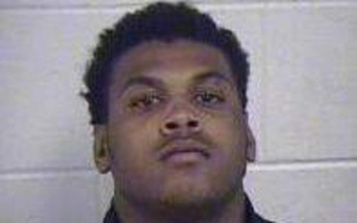 
Fayevion Pettiford was arrested for carrying a concealed weapon and, according to court documents, later admitted to committing a robbery that was one of five reported in midtown Kansas City during a two-hour period Saturday night.
