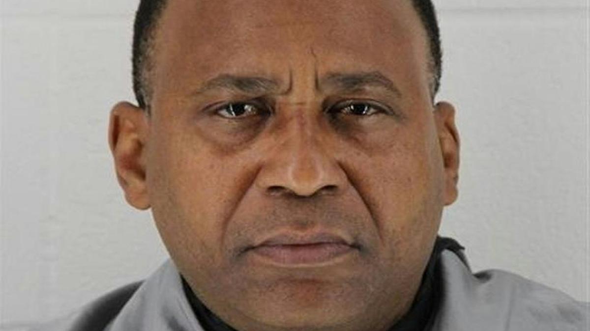 
Verton Tyrone Gee Sr. of Mission is accused of theft and hitting two police officers with a car Sunday in Overland Park.
