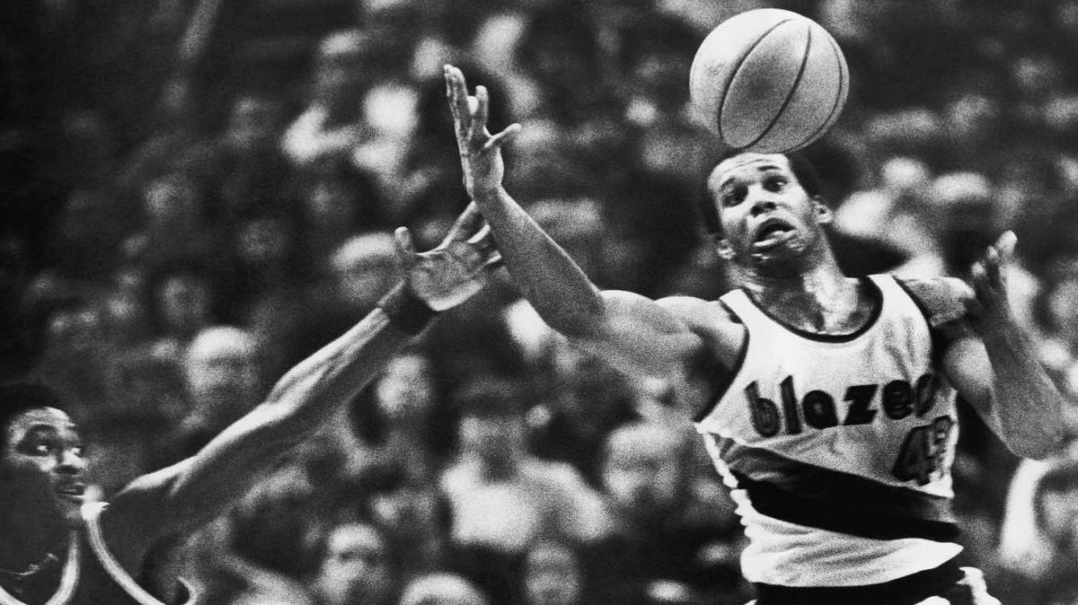 Kermit Washington (right), an NBA player from the 1970s, was arraigned Thursday in Kansas City. He has been accused of charity fraud.