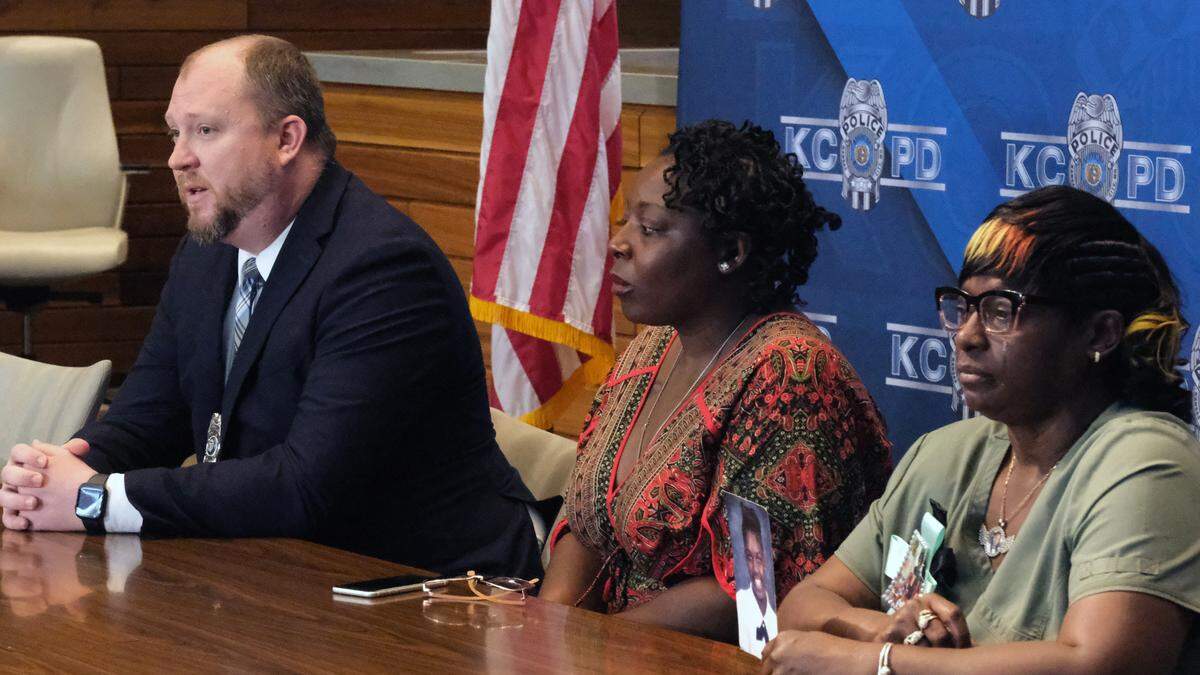 Tears ran down the face of LaConda Robinson, right, as Detective Ryan Taylor with the Kansas City Police Department’s homicide unit discussed details of the fatal shooting of Robinson’s daughter, Mausheya Jackson, last August. Jackson’s aunt, Kisha Robinson, pleaded for people to come forward with information to help solve the killing..