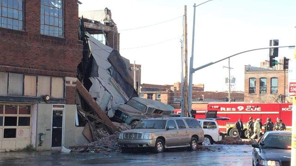 
At least one person was injured Thursday morning when a vehicle crashed into a building near downtown Kansas City. The wreck occurred just after 10:30 a.m. at 18th and Oak streets.

