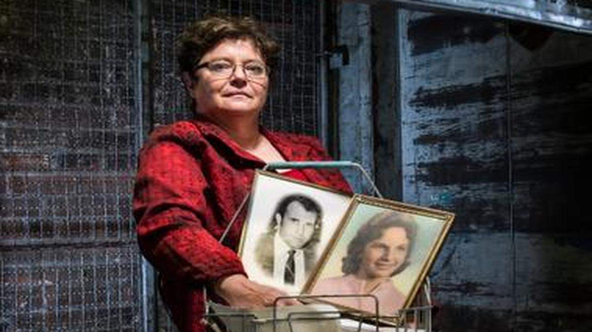 Toting a cart full of photos and papers, Shelley Denman of Overland Park seeks to learn the fates of two children who vanished from Independence about Nov. 10, 1974. The photos are of the children’s mother, Freda Denman, and her husband, Henry Harbison.
