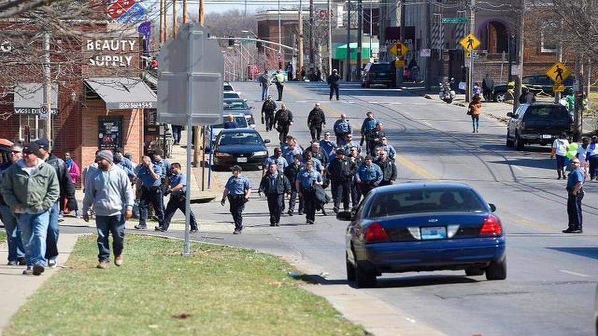 
Police made their presence known in the aftermath of the St. Patrick’s Day parade near 39th and Broadway in Kansas City.
