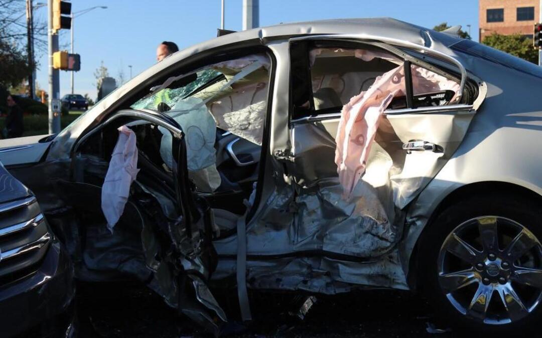 
A crash Friday morning at 123rd Street and Metcalf Avenue killed a motorist whose car was hit when a stolen car ran a red light.

