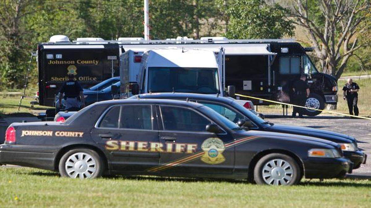 
Authorities in Johnson County are searching for a burglar who fired on a Johnson County sheriff’s deputy shortly after midnight Monday morning. A command post has been set up in the parking lot of St. Francis Episcopal Church, 179th Street and Metcalf Place in Stilwell.
