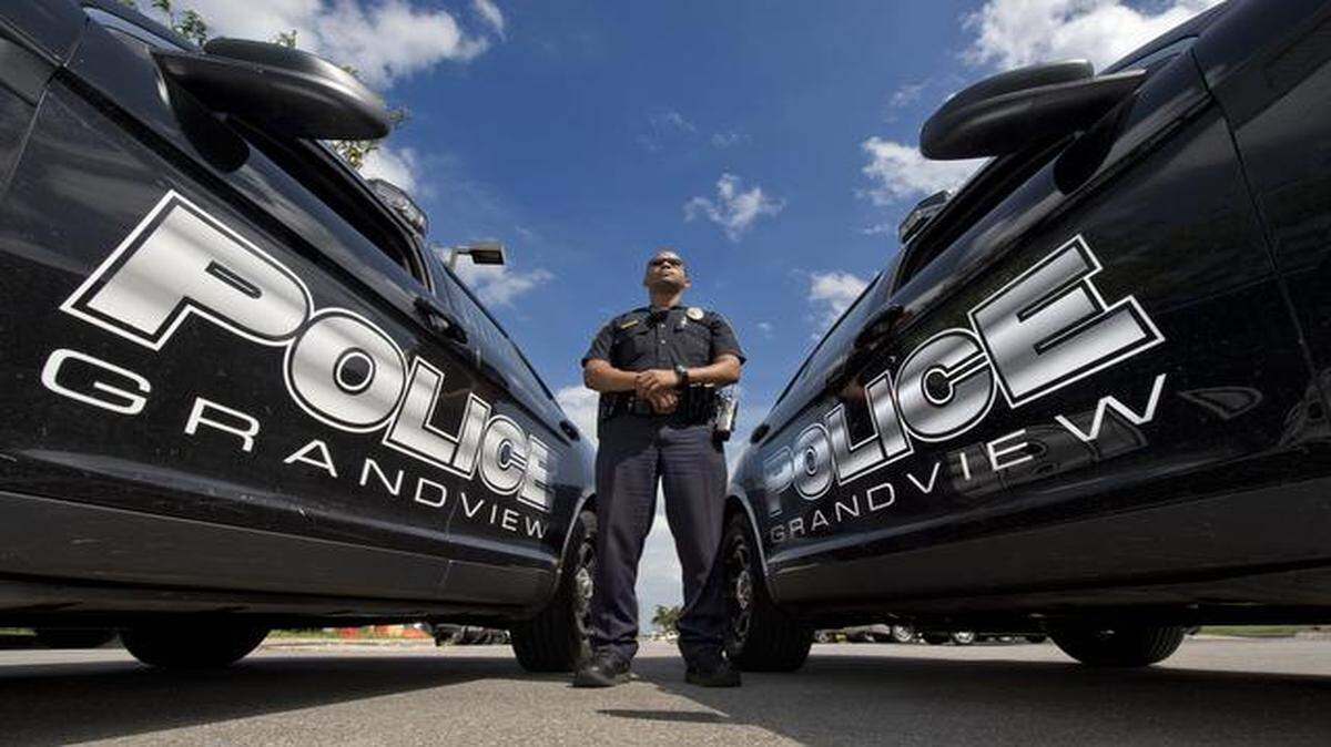 
In racially mixed Grandview, Aaron Carter represents what many police officials consider a hot commodity: an African-American in law enforcement. But he is the only African-American among his city’s 53 officers.
