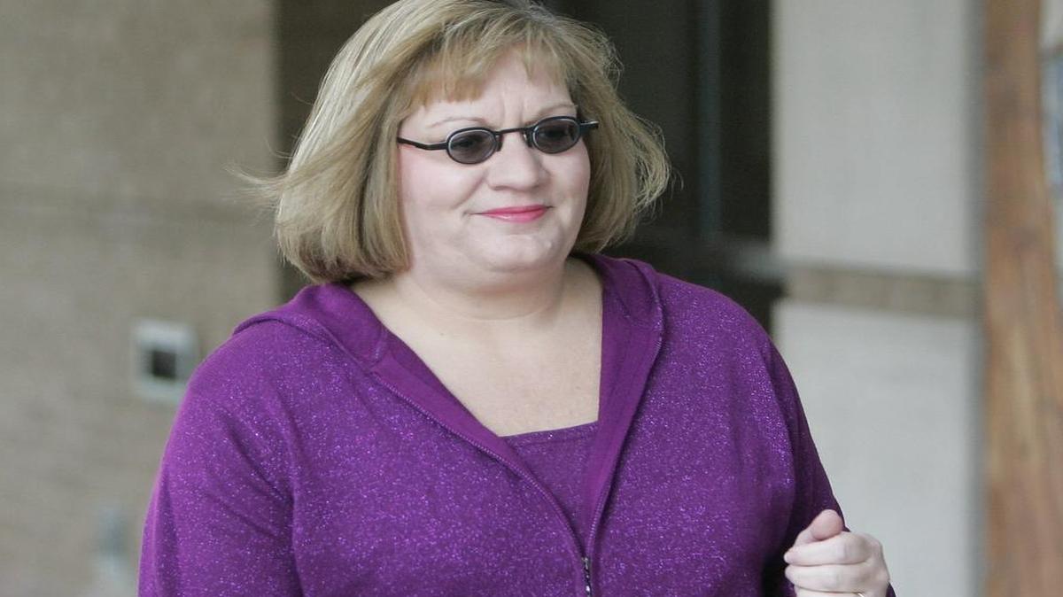 
Elizabeth Van Note is charged with killing her father, William Van Note, in October 2010. He died after he and his live-in girlfriend, Sharon Dickson, were shot at their Lake of the Ozarks vacation home. 
