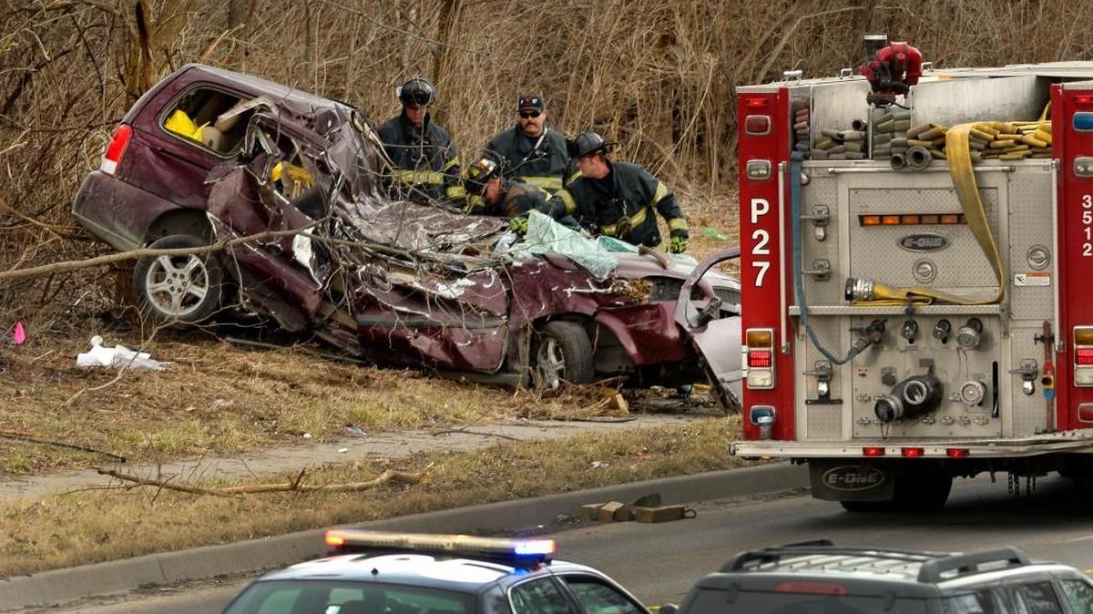 One person was killed Monday afternoon in a single-vehicle wreck at 23rd Street and Wheeling Avenue, Kansas City police said.