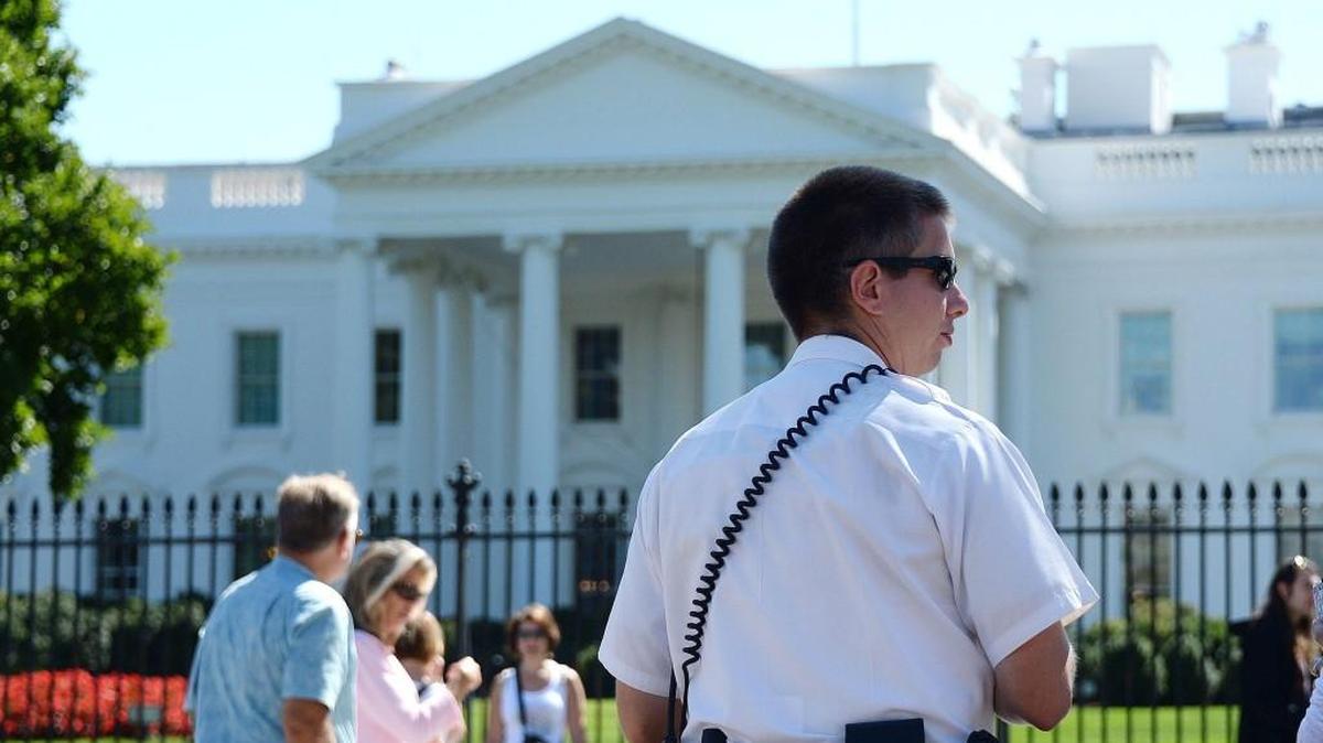 A member of the U.S. Secret Service Uniformed Division patrols outside the White House in Washington, DC, September 22, 2014.