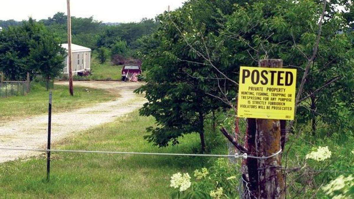 Two bodies were found in barrels on John E. Robinson Sr.’s property in Linn County, Kan., in June 2000. Robinson was ultimately convicted of eight murders in Kansas and Missouri.<252><252><137>Authorities sealed off the driveway on the Linn County property of John Edward Robinson Sr. after they finished searching his , where two bodies were found n June 2000. Photographer: FRED BLOCHER Credit: THE STAR Date: 20000610 Category: N Keyword: CRIME Keyword: MURDER<252><137>