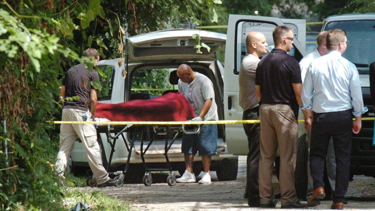 
Representatives from the Jackson County Medical Examiner’s office carry away the body of a young man found in an alley near Drury and Thompson avenues in Northeast Kansas City. Police are investigating it as a suspicious death.
