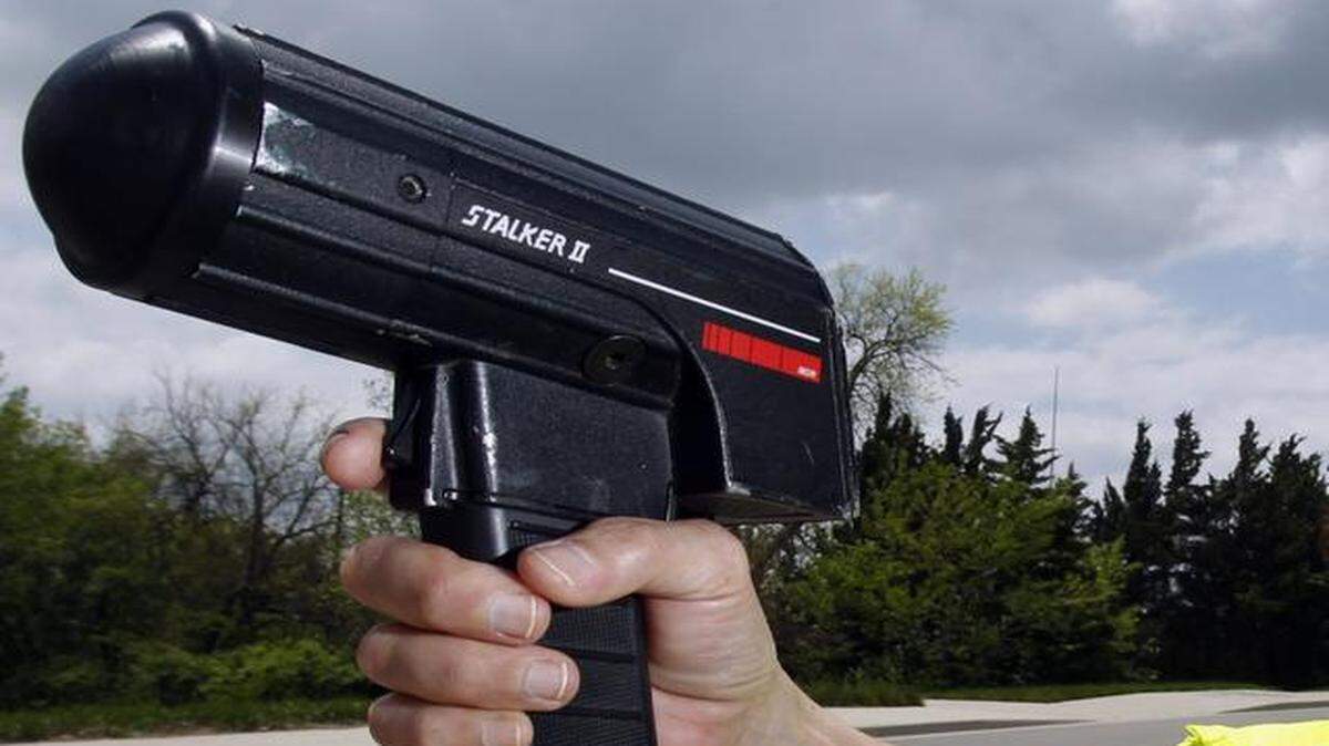 
The American Civil Liberties Union of Missouri has sued Grain Valley on behalf of a Kansas man, contending a city policy violates the First Amendment by ticketing drivers for flashing their lights to warn people of speed traps.
