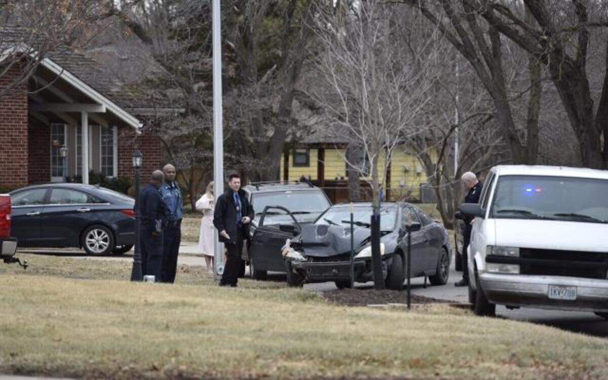
An Overland Park bank was robbed Tuesday morning, and police arrested two suspects after tracking a getaway vehicle into Kansas City, where it was wrecked.
