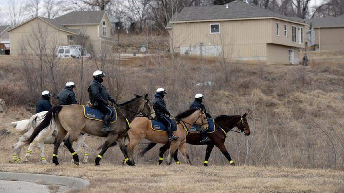 
Members of the Kansas City Mounted Patrol helped Wyandotte County law enforcement in the search after the overnight shooting of a Wyandotte County sheriff deputy.

