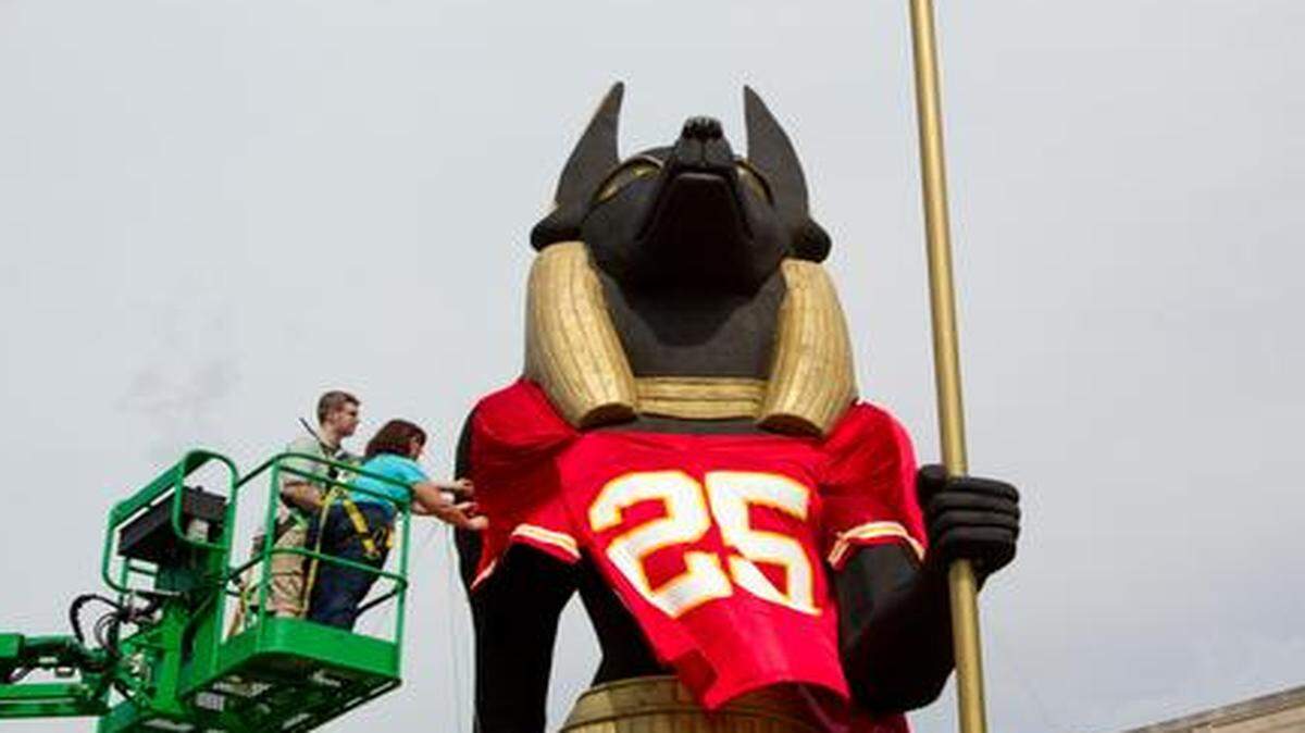 
On Friday Erica Sword (left0 and Alex Perry used a lift to fit a giant-sized Chiefs jersey on the 32-foot-tall statue of Anubis that promotes the “The Discovery of King Tut” exhibit outside of Union Station. Sword, a costume designer for Quixotic, made the plus-size jersey and gave it Jaamal Charles' number after the public picked it in an online poll. Union Station will host a 100th anniversary kickoff celebration and a Chiefs Red Friday pep rally on Sept. 5.
