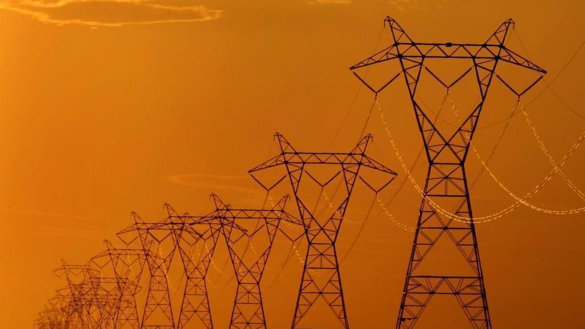 In the Grain Belt Express project, high-voltage transmission lines would carry Kansas wind power across Missouri to power grids in the East.