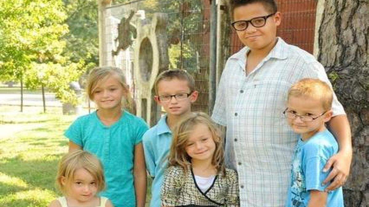 
Lynzee, Ally, Raymond, Taylor, Christian and Tyson
