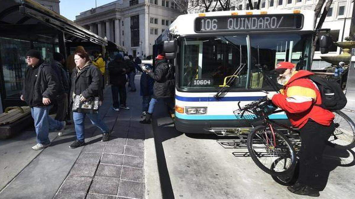
The Kansas City Area Transportation Authority is planning big changes for the downtown bus service, including dispersing the transportation hub at 10th and Main streets. The hub is considered too small. This change may not take place for five years or more.
