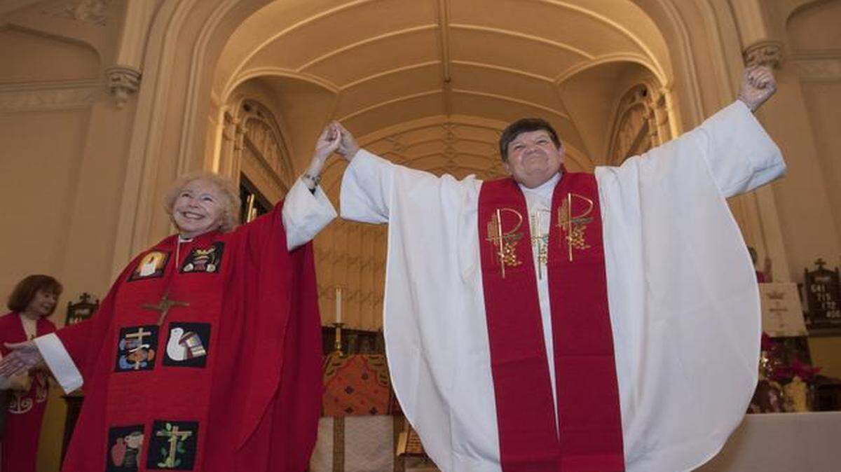 
At her ordination ceremony Saturday in Kansas City, Georgia Walker (right) said she was not leaving the Catholic Church but rather leading it “to a new model.” Bishop Bridget Mary Meehan celebrated with her at St. Mark Hope and Peace Lutheran Church.
