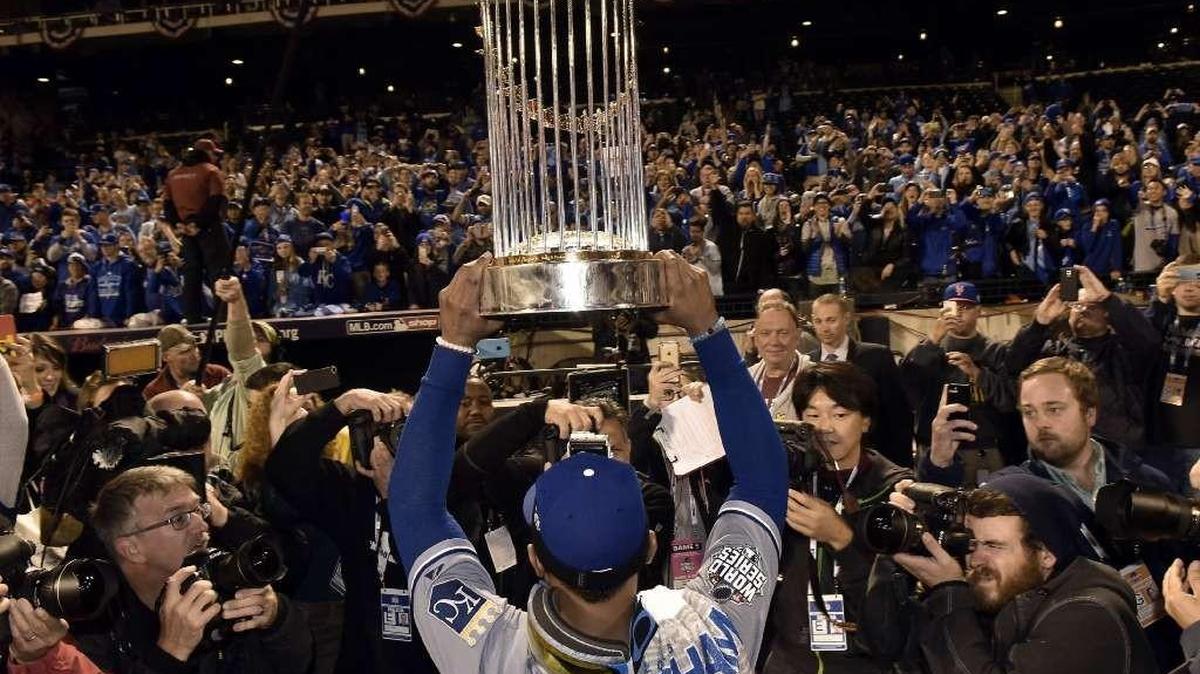 Royals’ outfielder Jarrod Dyson hold the World Series trophy aloft