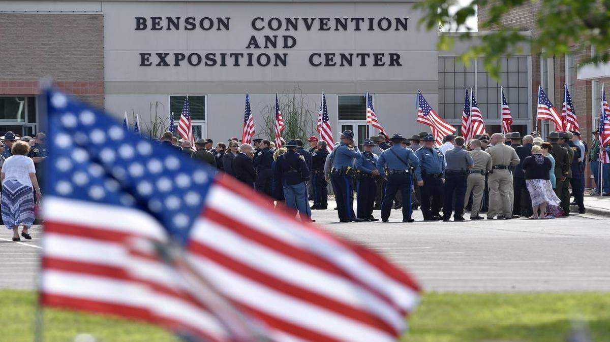 A funeral service for slain Clinton police officer Gary Lee Michael Jr. drew hundreds of people from at least four states.