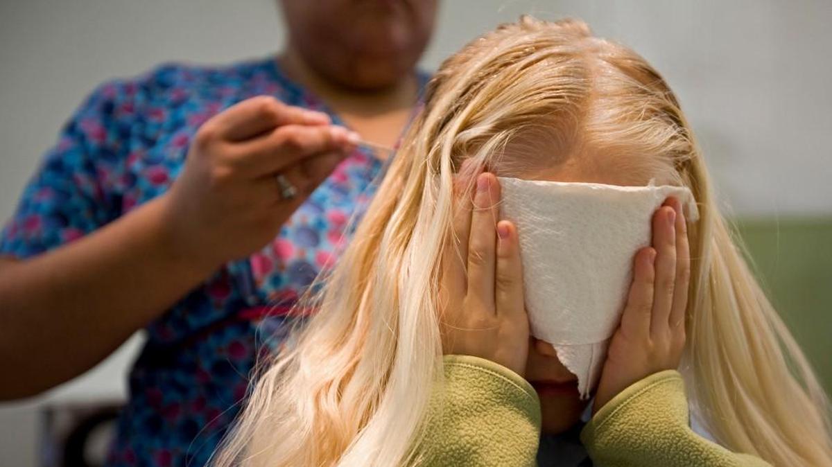 To avoid stigma, some Kansas and Missouri schools are keeping lice-infested kids in class and don’t send notes