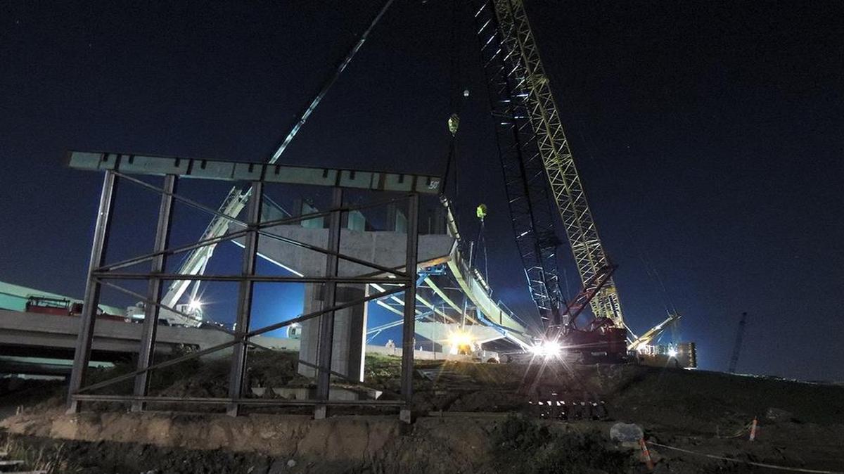 
Beginning at 10 p.m. Wednesday, eastbound I-435 is closed from Lackman to Pflumm roads so crews can install bridge girders for the new flyover ramp to northbound I-35. 
