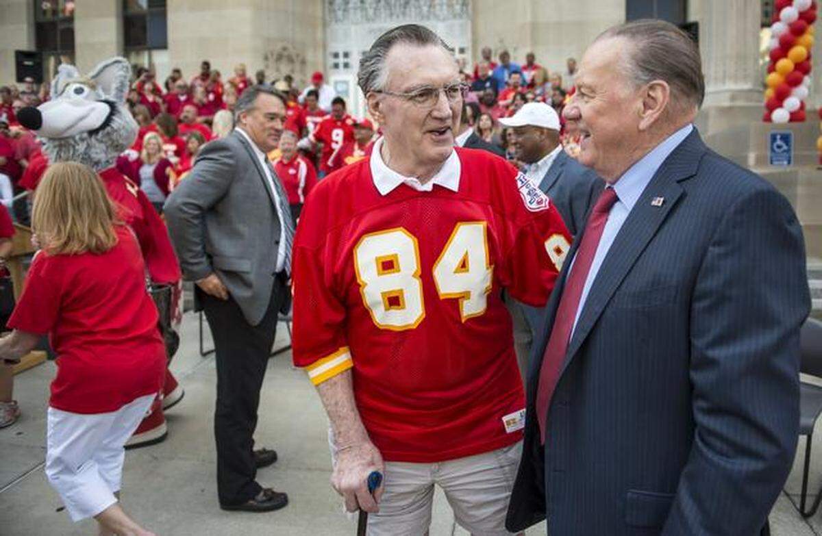 Jackson County Legislator and former Kansas City Chiefs tight end Fred Arbanas (84) spoke with former Chiefs quarterback Len Dawson, right, before Friday afternoon’s party in celebration of Arbanas’ 41 years in the Jackson County Legislature. Former Chiefs players and county employees gathered on the north steps of the courthouse as a tribute to Arbanas.
