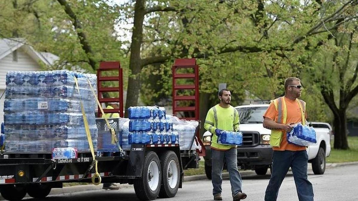 Olathe city workers delivered bottled water door to door in the Ridgeview South neighborhood Wednesday. City officials announced Friday that tap water was safe and that initial field tests showing elevated lead were false.