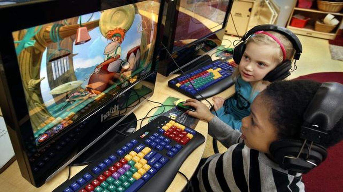 
Coleone Woods (foreground), 4, and Cheyenne Hollis, 5, worked through computer learning games at the YMCA Metro Head Start, 3827 Troost Ave.
