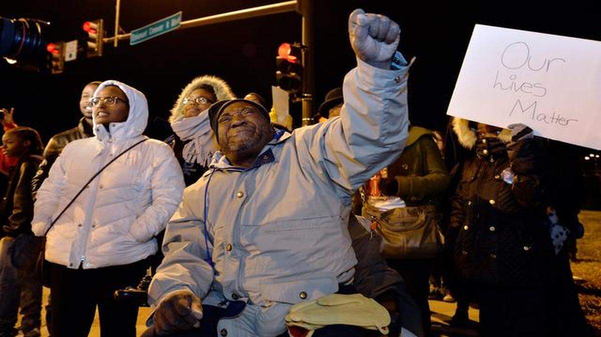 
Roughly 200 people gathered at Cleaver II Boulevard and Prospect Avenue in Kansas City to protest the grand jury decision yesterday in the shooting death of Michael Brown, a black teenager, by white officer Darren Wilson in August in Ferguson, Mo. Wilson was not indicted. Verdell Ford of Kansas City and other chant "no justice, no peace!" at the rally.
