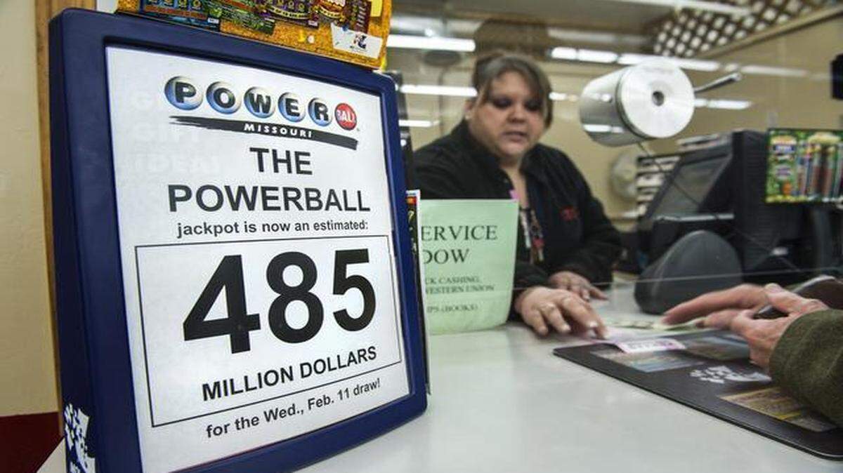 
Red X lottery clerk Tiffany Brown (right) in Riverside handled a line of customers wanting Powerball tickets on Wednesday morning, prior to the evening Powerball drawing. The estimated jackpot rose from $485 million to $500 million on Wednesday.
